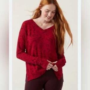 Athleta Red Swirl Marble Print V-Neck Pullover Top Thumbholes Womens Medium NWOT